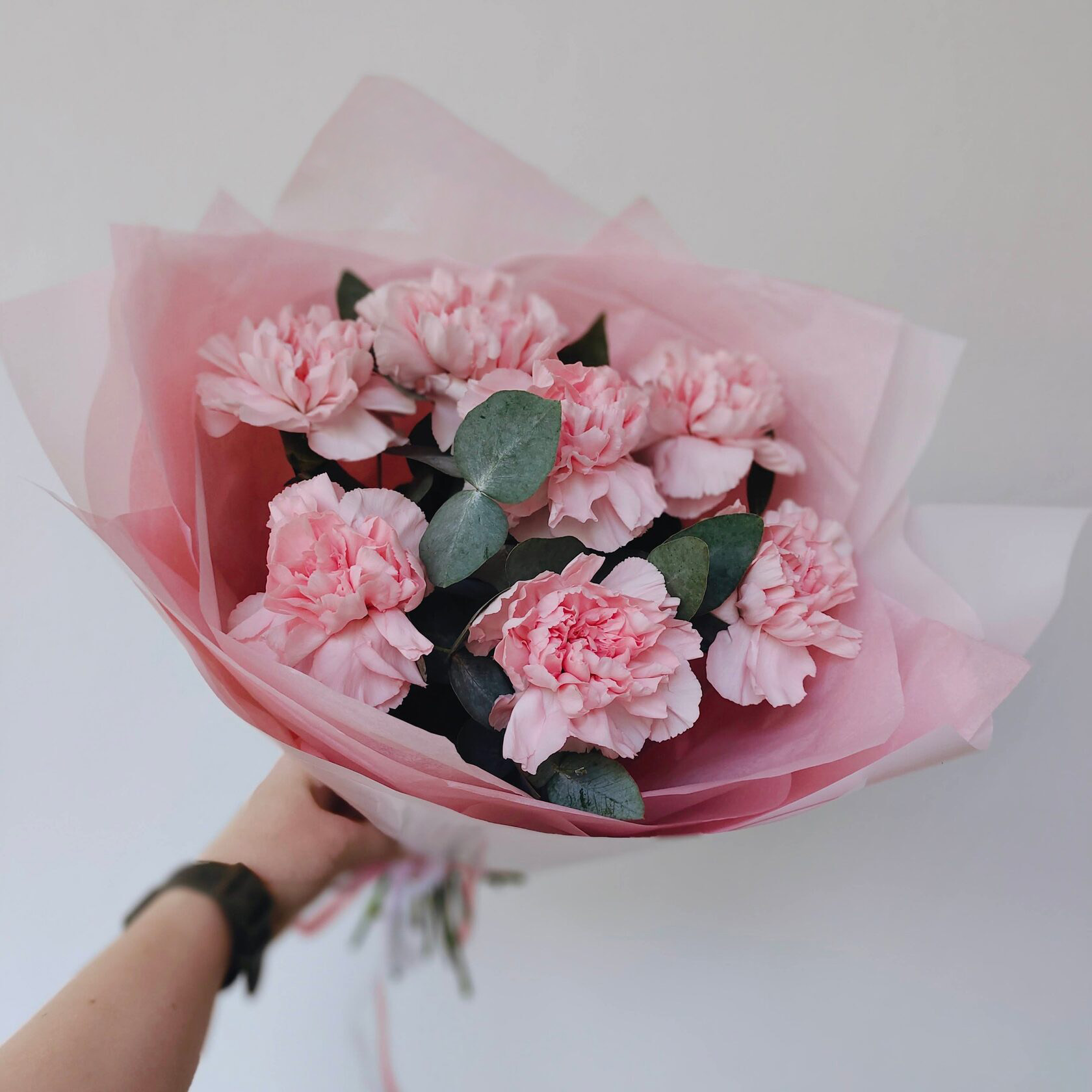 Робкий букет из нежно-розовых гвоздик с эвкалиптом