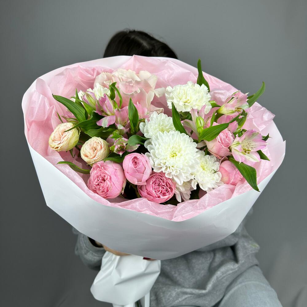 Воздушный букет из альстромерии, кустовой розы и нежной хризантемы