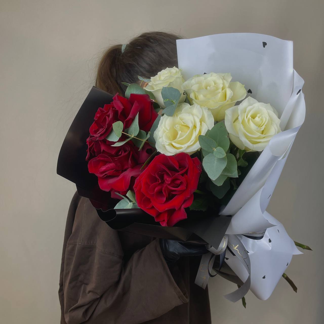 Букет из красной и белой розы