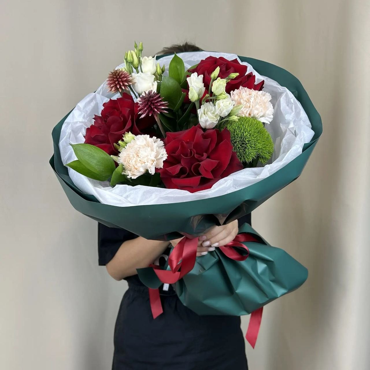 Букет из розы, диантусов и эустомы