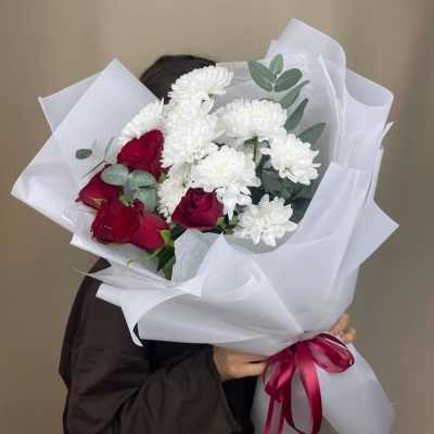 Букет из кустовой хризантемы и красной розы