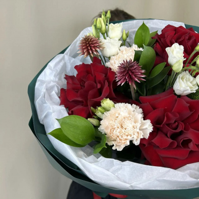 Букет из розы, диантусов и эустомы