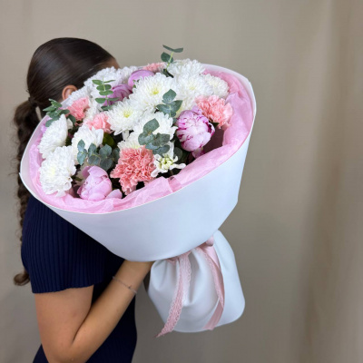 Букет из пионов, кустовой хризантемы, диантусов и эвкалипта