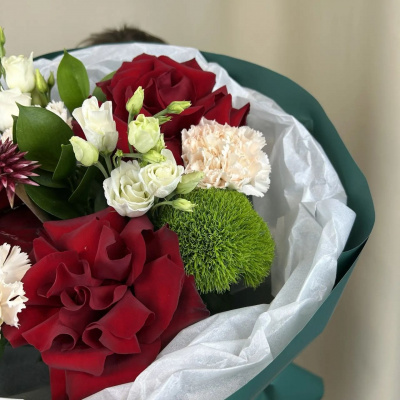 Букет из розы, диантусов и эустомы