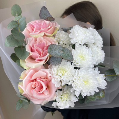 Букет нежно-розовых французских роз Пинк мондиаль, кустовой хризантемы и эвкалипта
